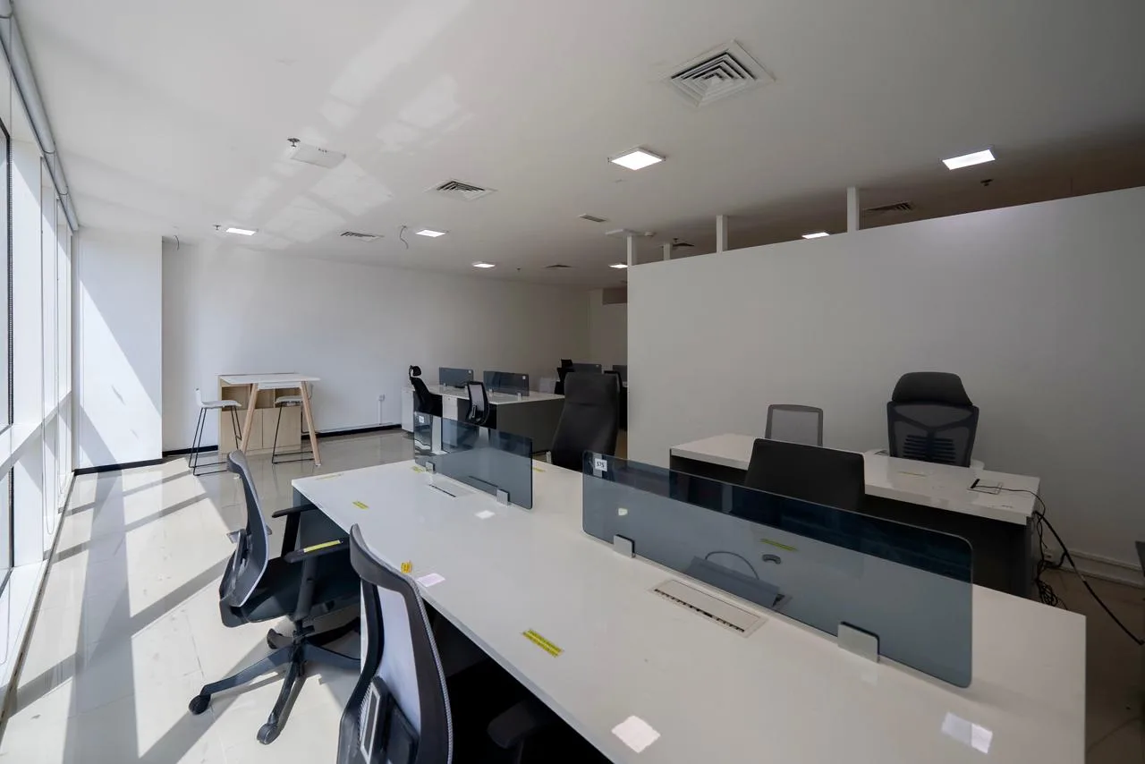 Vacant | Spacious Office | 4 Parkings — 4