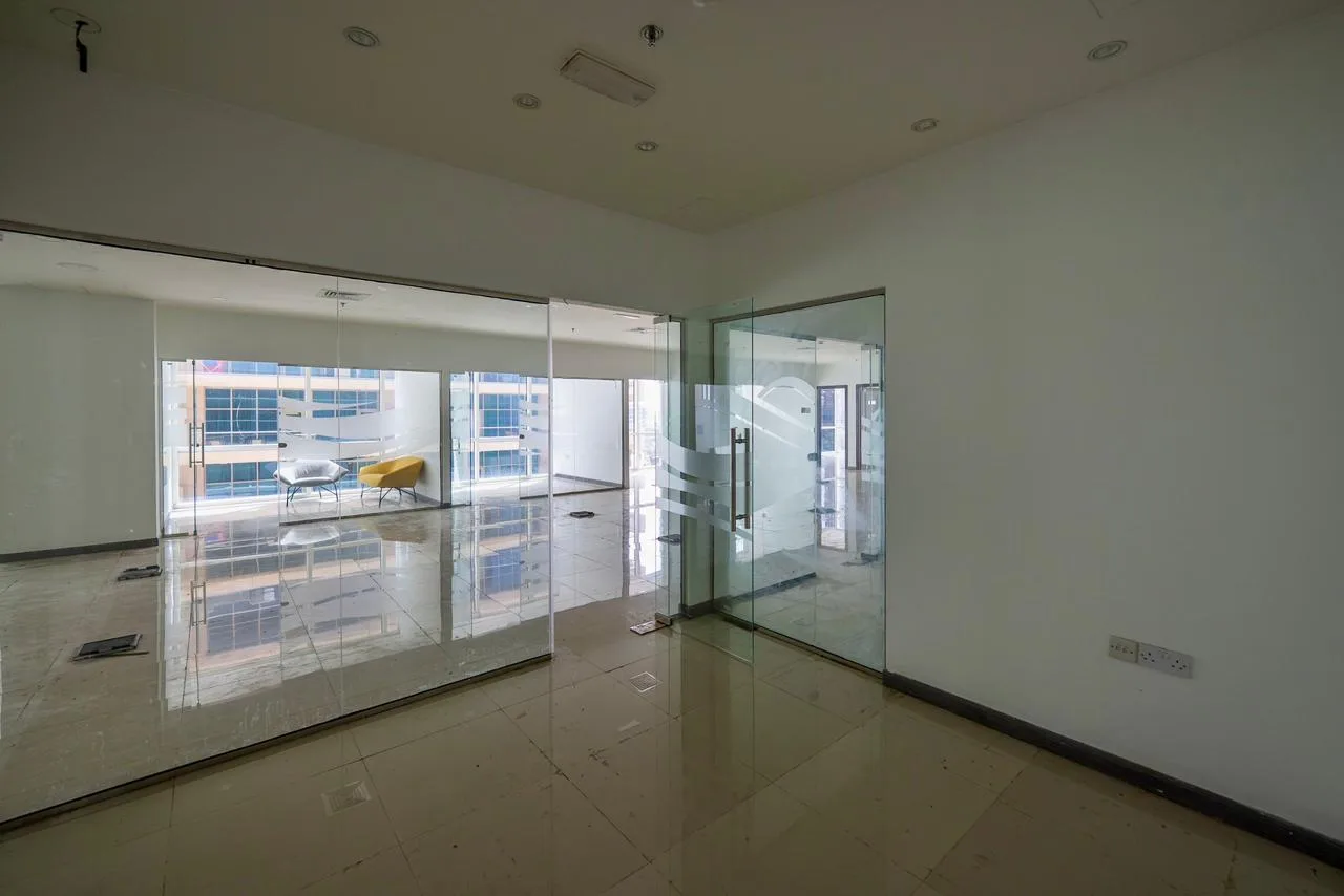 Prime Location | 8 Parkings | Spacious Office — 4