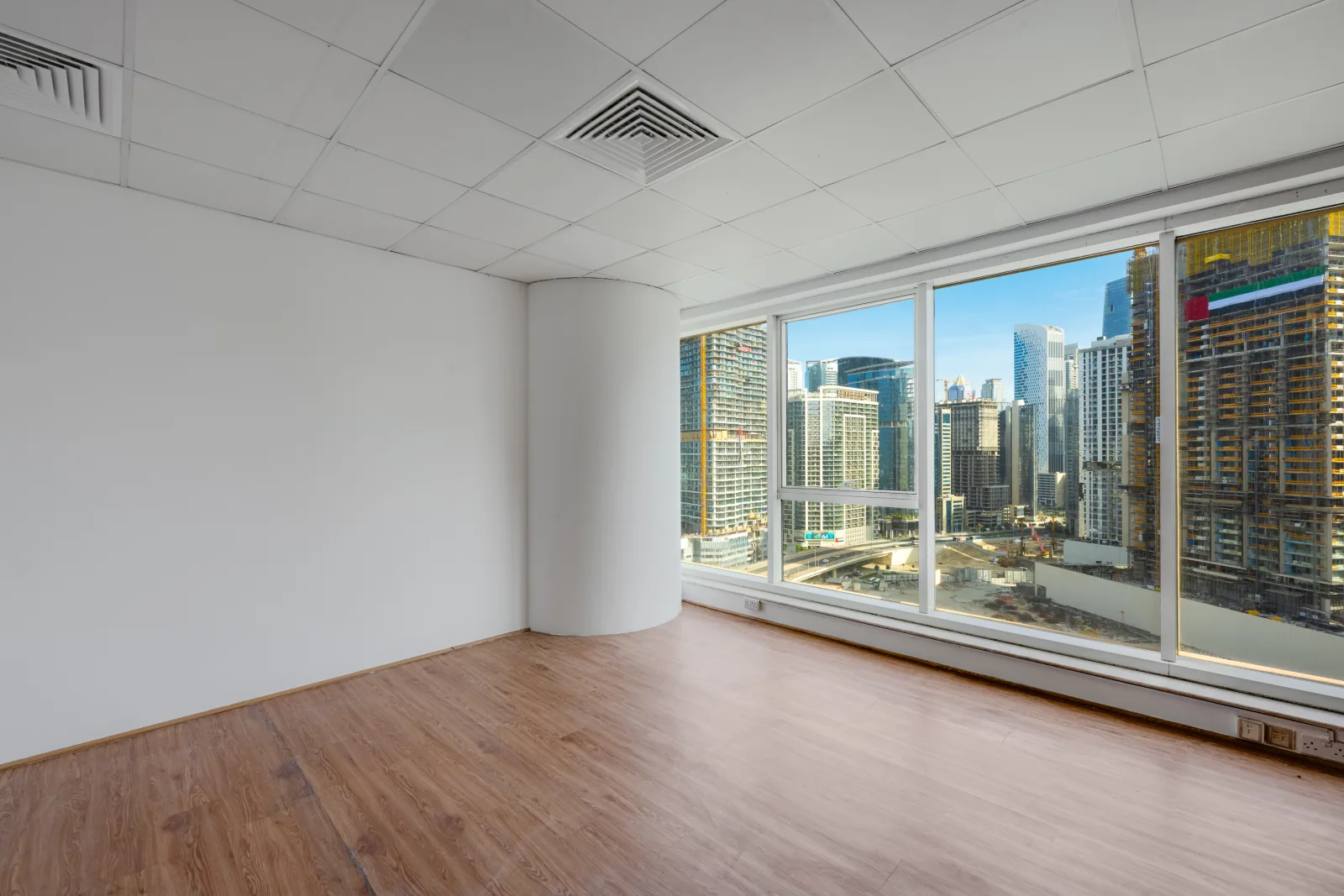 Canal &amp; Burj View | Glass Partitioned | Ready — 4