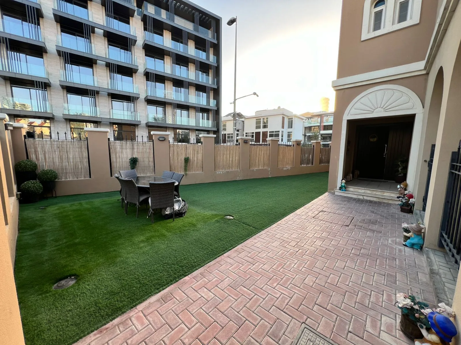 UNFURNISHED 3BR+M | PRIVATE GARDEN | CORNER UNIT — 2