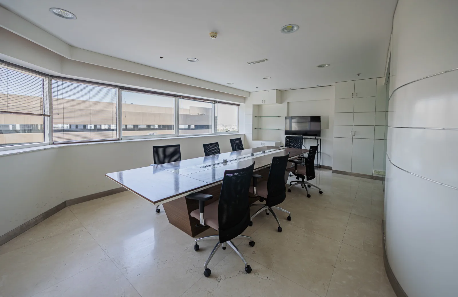 Close to Metro | Fitted Office | Prime Location — 3