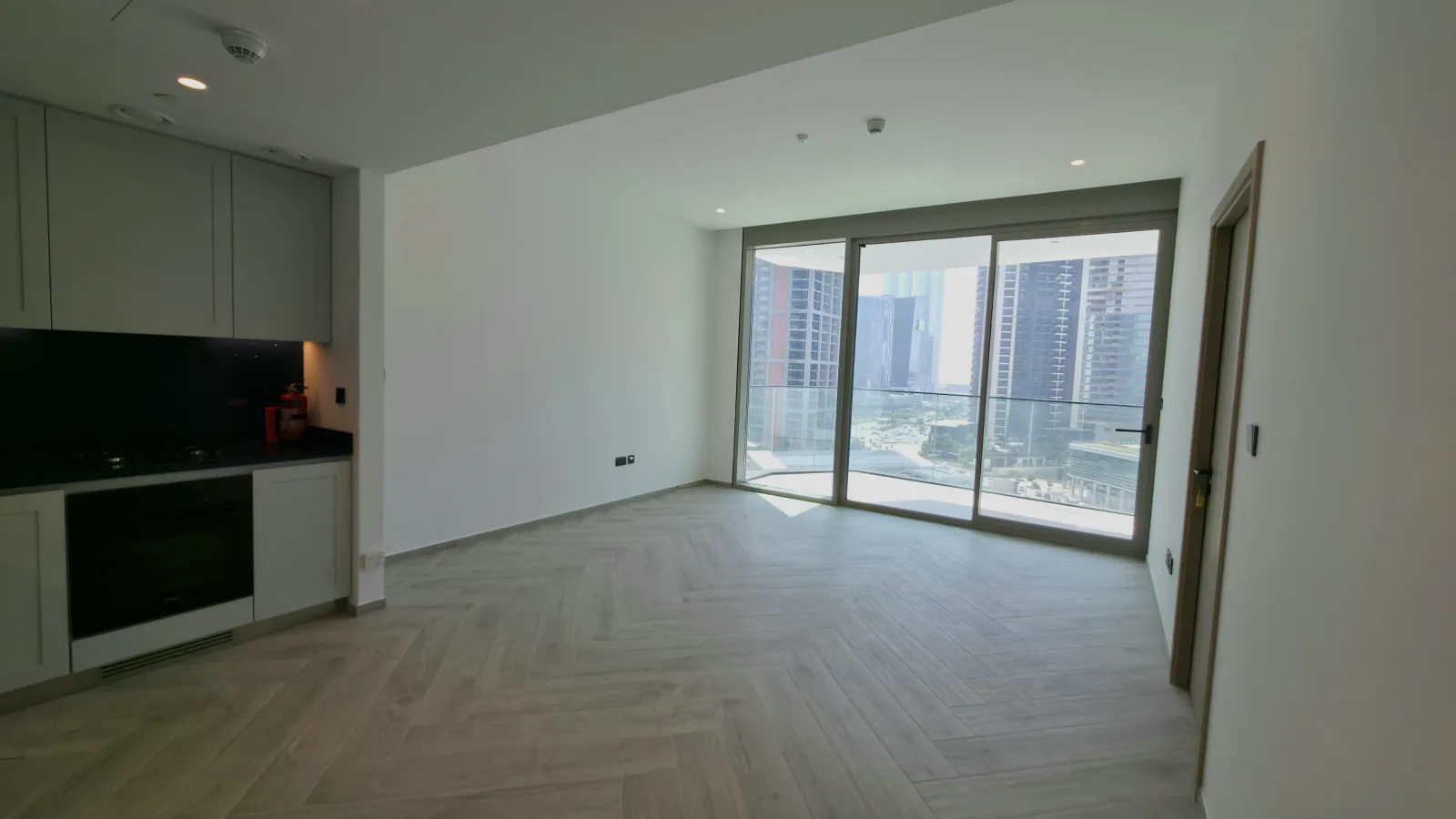Premium 1 BR | Semi-Furnished | Prime Location — 3
