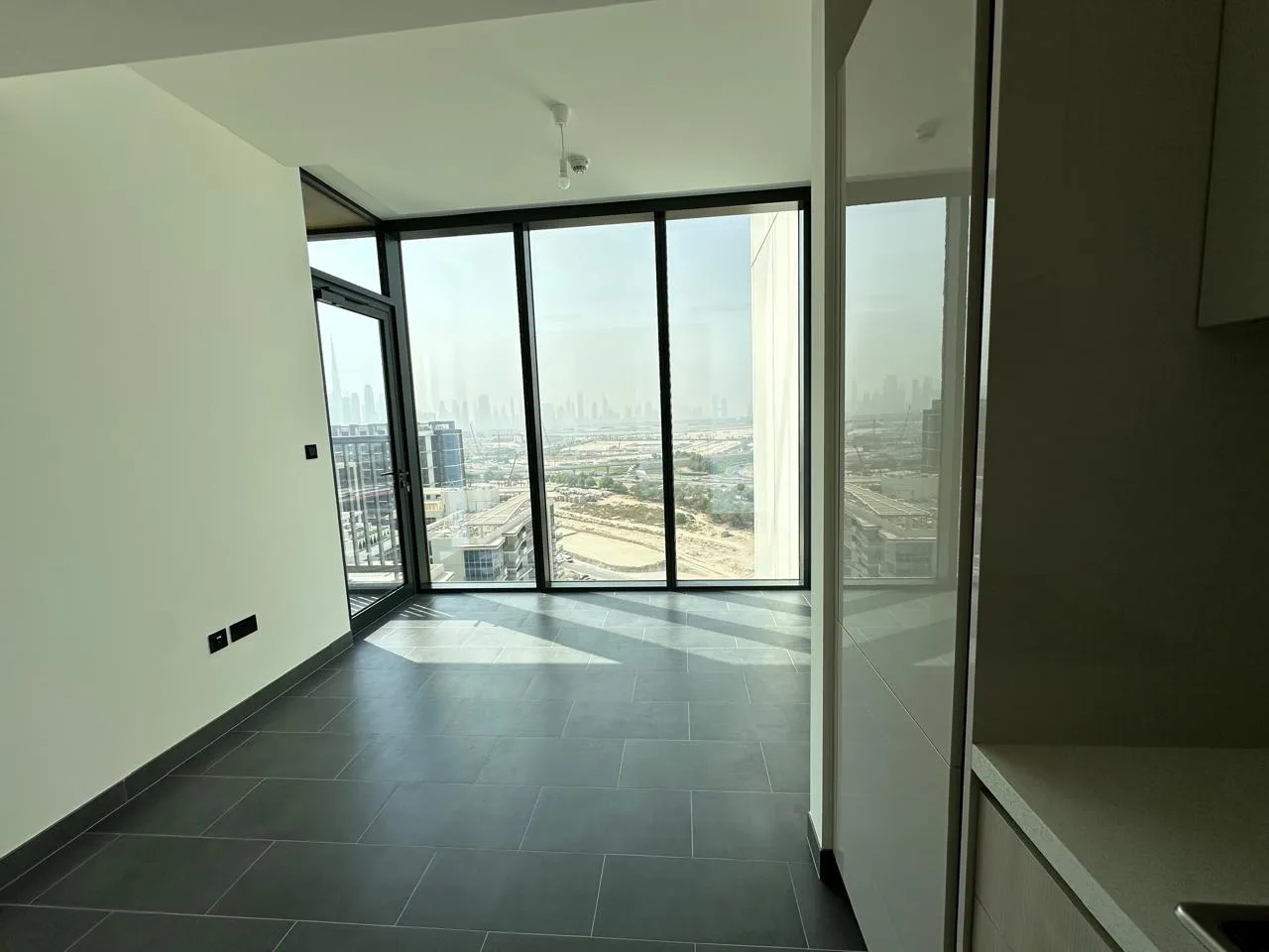 High Floor | Downtown View | Multiple Cheques — 4