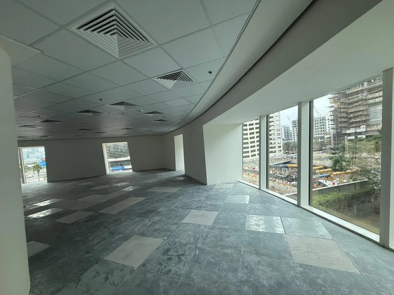 HUGE LAYOUT, SZR VIEW, RAISED FLOOR, BRIGHT OFFICE — 2