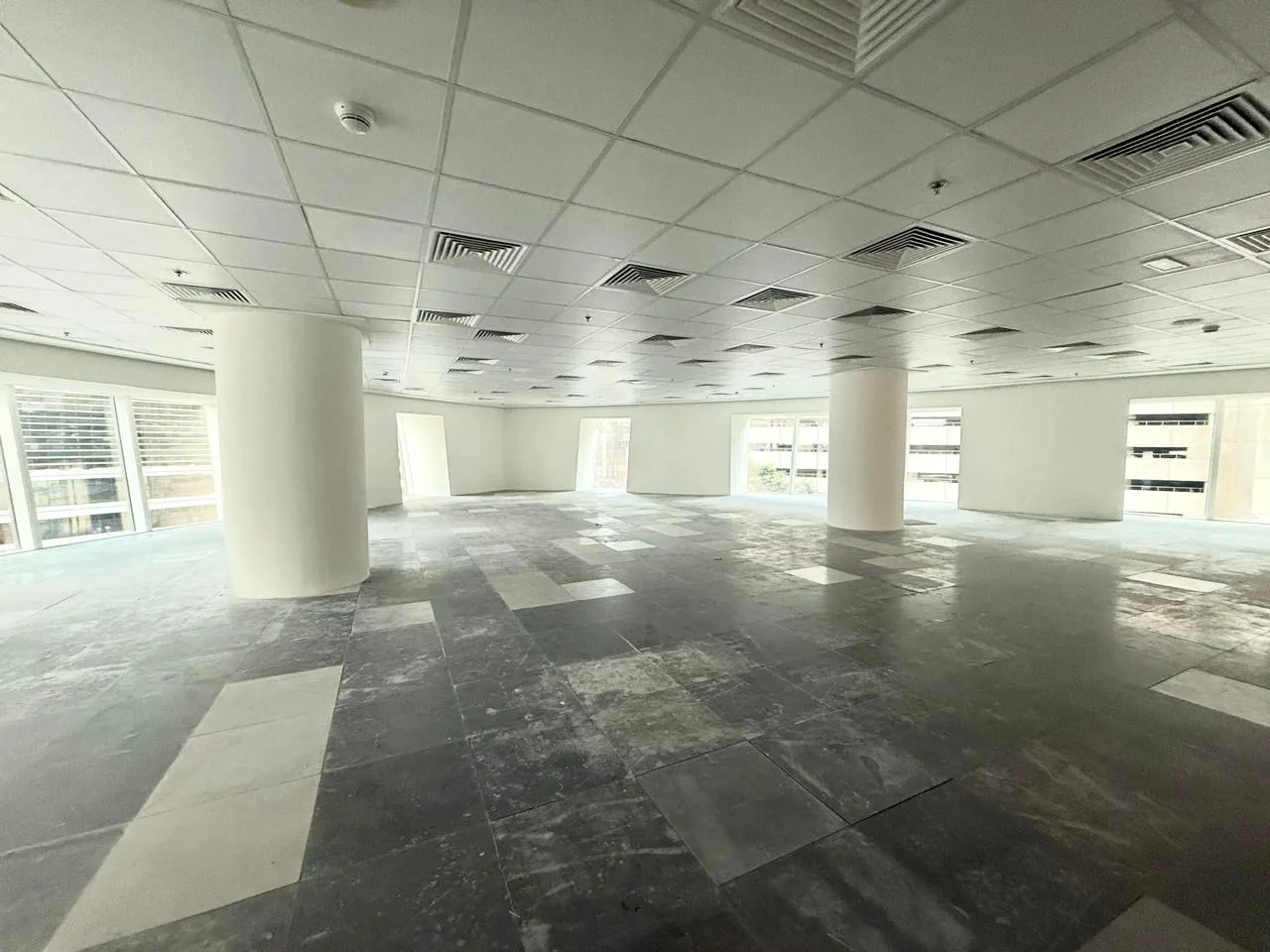 HUGE LAYOUT, SZR VIEW, RAISED FLOOR, BRIGHT OFFICE — 4