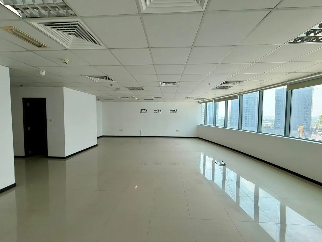 Spacious Office | Prime Location | 2 Parkings — 4