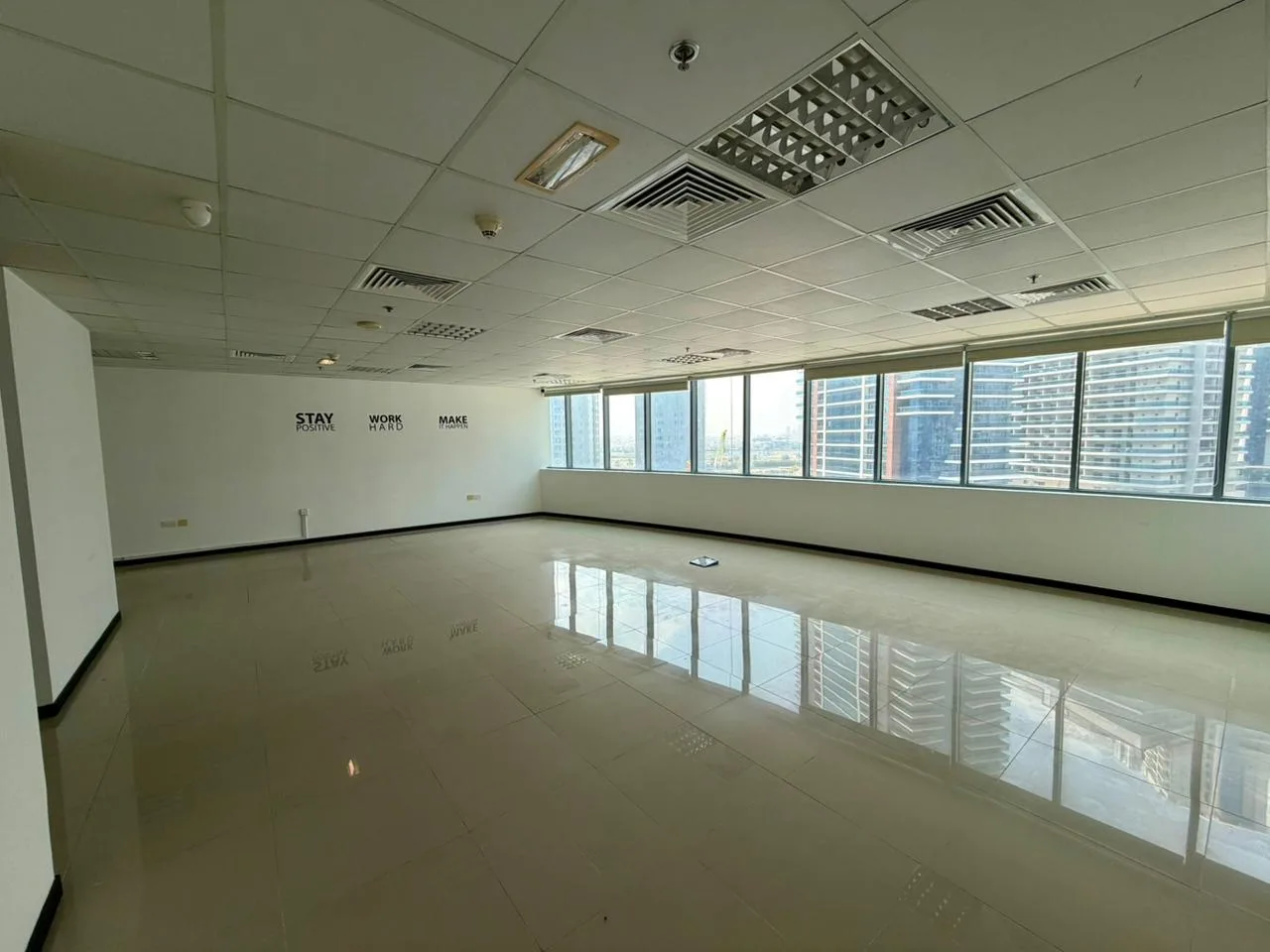Spacious Office | Prime Location | 2 Parkings — 3