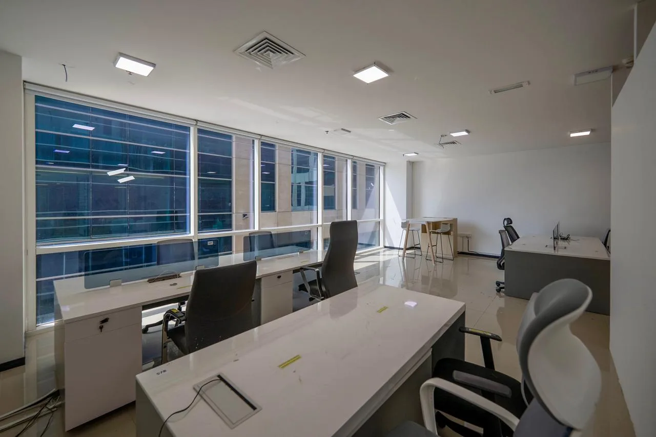 Vacant | Spacious Office | 4 Parkings — 3