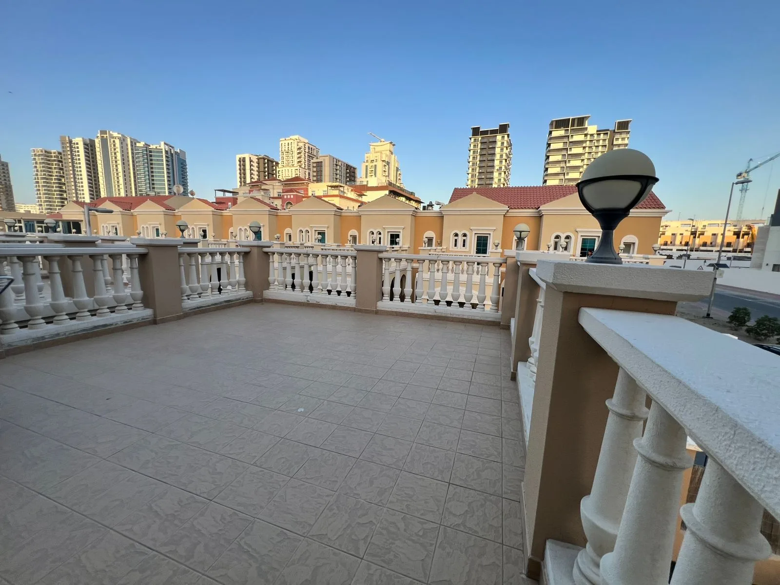 UNFURNISHED 3BR+M | PRIVATE GARDEN | CORNER UNIT — 3