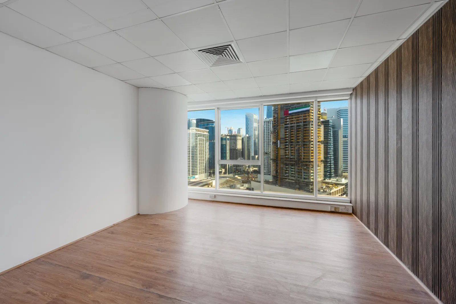 Canal &amp; Burj View | Glass Partitioned | Ready — 3