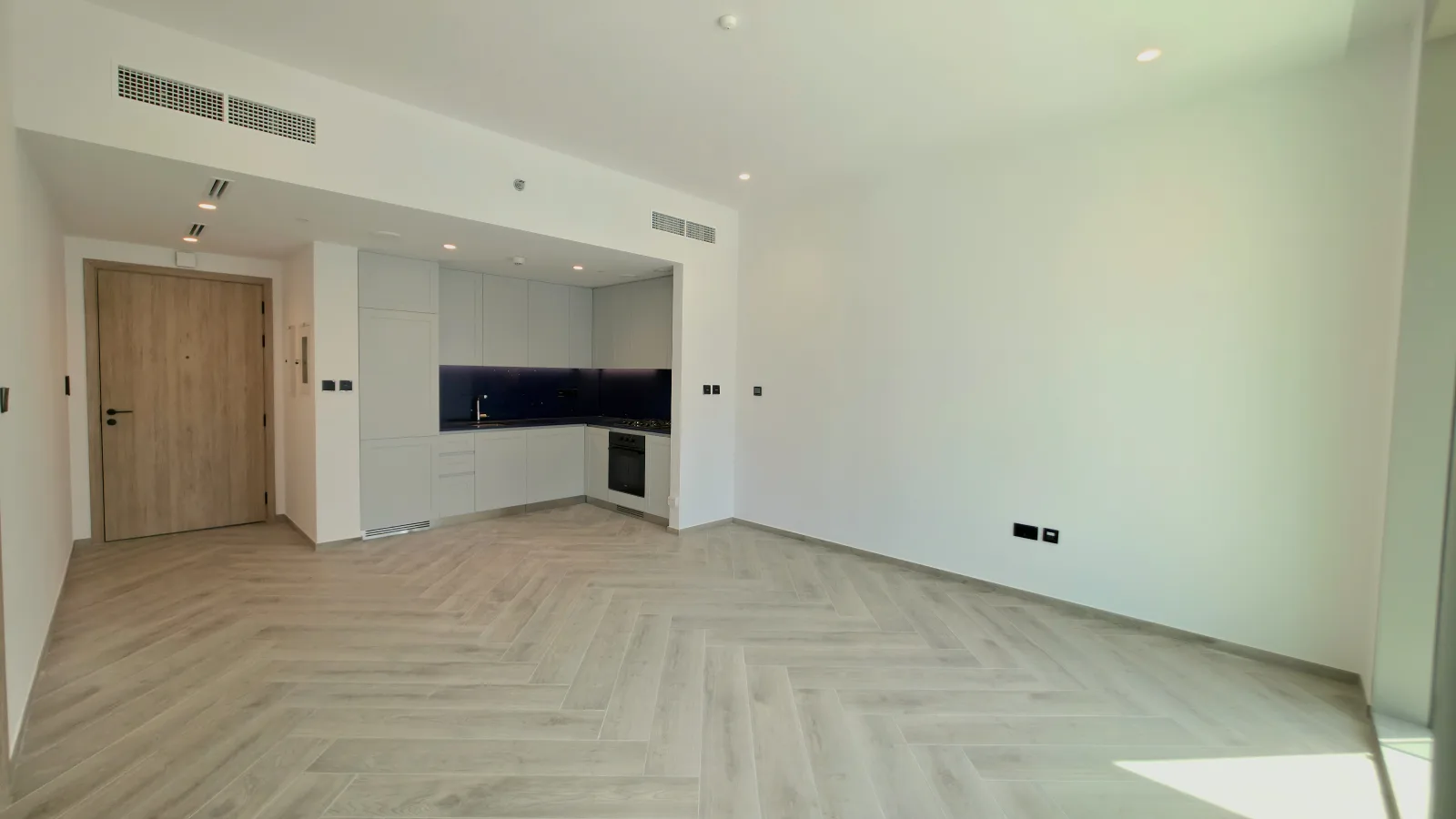 Premium 1 BR | Semi-Furnished | Prime Location — 4
